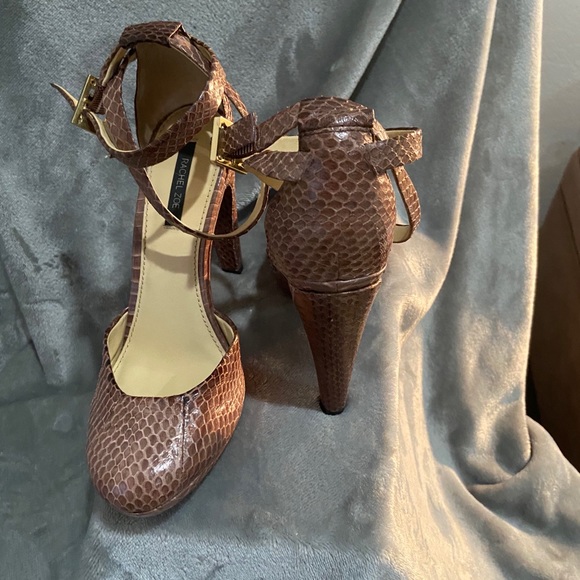 Designer Shoe - Picture 2 of 4